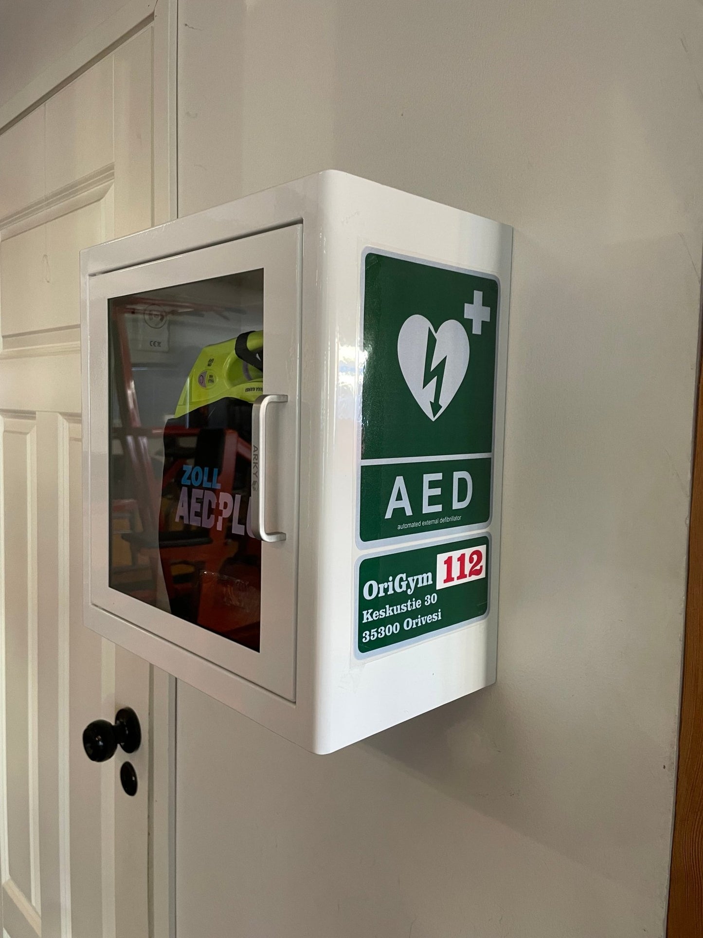 Zoll AED Plus säilytyskaapilla - Servare Safety Shop